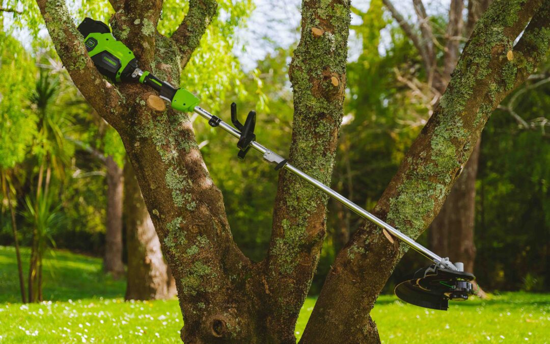 HOW TO: Change a Lithium Brushcutter head from the blade to a spool
